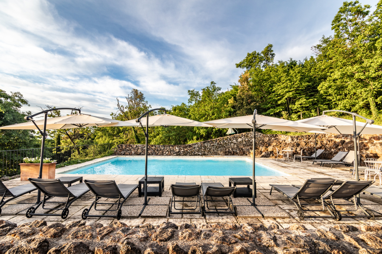 Piscina con ombrelloni